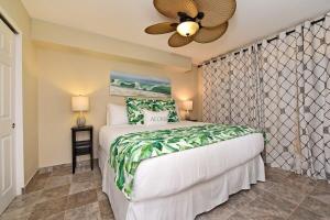 Un dormitorio con una cama y un ventilador de techo. en Kahana Villa E601 · KV E601 Updated 1BD Condo w AC Pool Sunset V, en Kahana 63 fotos más