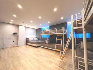 Giường trong phòng chung tại OYO Rooftop Hostel