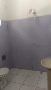 une salle de bain avec toilettes et lavabo dans l'établissement Hot Iguaçú, à Sorocaba