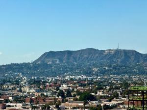 Una vista de una ciudad con una montaña al fondo. en LUXURY 1BD 1BTH MODERN APARTMENt, en Los Ángeles