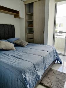 une chambre avec un lit avec une couette bleue dans l'établissement Moderno estudio Armenia con wifi y gran ubicación, à Armenia