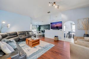 a living room with a couch and a table at BEST on the WEST Nr I295 DWTN Pet Frdly Games YRD in Jacksonville