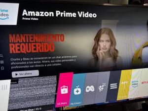 a television screen with a picture of a woman at Casa acogedora y tranquila para descansar in Chimbote
