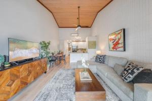 カハナにあるNapili Shores E240 · NS E240 Beautiful Condo w AC Close to Napilのソファとテーブルのあるリビングルーム