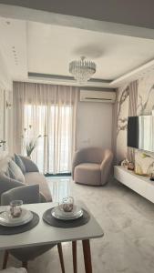 Апартаменты с дизайнерским ремонтом до моря 10минут с видом на горы и закат في شرم الشيخ: غرفة معيشة بها أريكة وطاولة