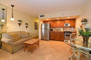 カハナにあるRoyal Kahana 104 · RK104 West Maui Studio at BeachFront Resort wのソファとキッチンのあるリビングルーム