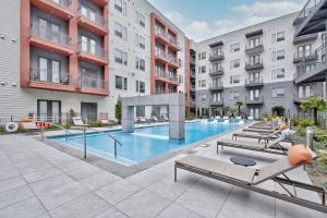 una imagen de una piscina en un complejo de apartamentos en Luxury Apartment - Fast Wi-Fi - FREE Parking, en San Antonio