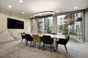 Un comedor con mesa y sillas en Luxury Apartment - Fast Wi-Fi - FREE Parking, en San Antonio