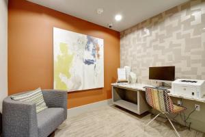 una oficina con un escritorio con una computadora y una silla en Luxury Apartment - Fast Wi-Fi - FREE Parking, en San Antonio 13 fotos más