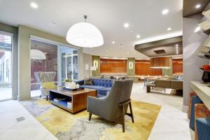 Una sala de estar con un sofá azul y una mesa. en Luxury Apartment - Fast Wi-Fi - FREE Parking, en San Antonio