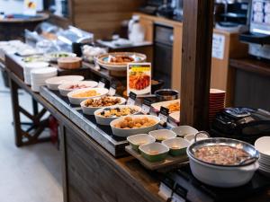 長崎市にあるアパホテル〈長崎出島〉のさまざまな種類の食べ物が並ぶビュッフェライン