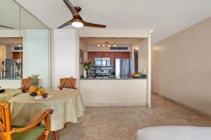 カハナにあるMahana 713 · MA 713 Luxury OceanFront Studioのダイニングルーム、キッチン(テーブル、天井ファン付)