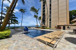 カハナにあるMahana 713 · MA 713 Luxury OceanFront Studioのラウンジチェア付きのスイミングプール、