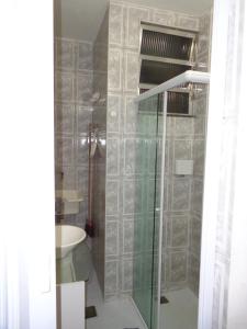 uma casa de banho com um chuveiro, um WC e um lavatório. em Copacabana - Bem localizado no Rio de Janeiro