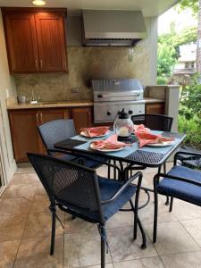 une cuisine avec une table et des chaises dans une cuisine dans l'établissement Lovely Palm Villas Condo with Private Mauna Lani Beach Club Access, à Waikoloa