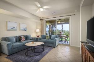 un salon avec un canapé et une table dans l'établissement Ground Floor Condo with Private Mauna Lani Beach Club Access- Perfect for families, à Waikoloa