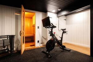 ウォータービル・バレーにあるSleeps 16-Hottub-Sauna-Pet Friendly-7 Min to Skiのジム(エアロバイク付)が備わる客室です。 +54枚の写真