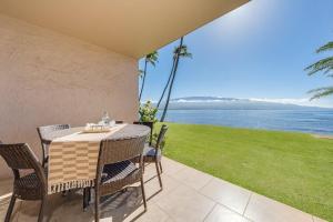 Imagem da galeria de Lauloa 105 · LOA 105 2BD OceanFront Getaway w AC Pool em Wailuku