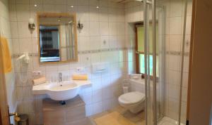 A bathroom at Sonnleiten - Guggerhof - Villa Sonnenwies