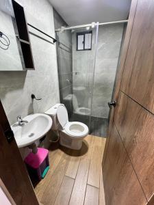 un bagno con wc, lavandino e doccia di Moderno apartamento frente a viva mall a Tunja