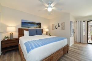 ワイレアにあるMaui Kamaole E202 · MKO E202 Remodeled 2BD Retreat wAC Pool Nearの天井ファン付きの大きなベッドのある寝室 +52枚の写真