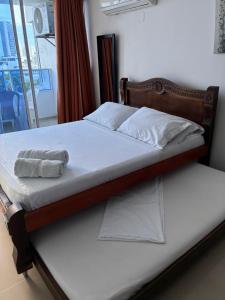 un lit avec deux serviettes dessus dans l'établissement Fabuloso estudio con vista al laguito, à Carthagène des Indes 21 autres photos