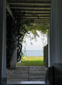un pasillo abierto con vistas al océano en Spinola Beachfront Bungalows - Apartamentos bungalow en primera linea de playa en Sanlúcar de Barrameda, en Sanlúcar de Barrameda