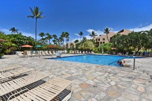 ワイレアにあるKamaole Sands 1101 · KAS 1101 Updated Beachy Chic 2BD Across Beaの- リゾート内のスイミングプール(長椅子、椅子付)