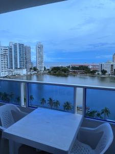 une table sur un balcon avec vue sur l'eau dans l'établissement Fabuloso estudio con vista al laguito, à Carthagène des Indes