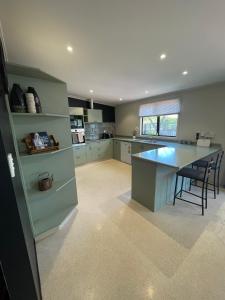 une cuisine avec un grand îlot au milieu dans l'établissement Campbell House, à Cambridge