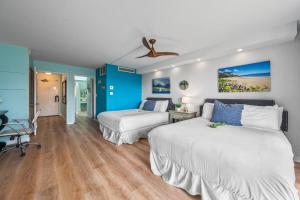 カハナにあるEldorado L102 · EL L102 Renovated 1BD Condo w Pool AC Beach Cabaのベッド2台と天井ファン付きの寝室 +65枚の写真