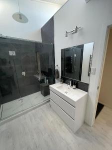 une salle de bain blanche avec un lavabo et une douche dans l'établissement Campbell House, à Cambridge 9 autres photos
