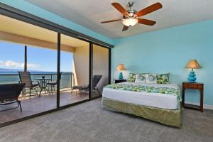 Un dormitorio con una cama y vista al mar. en Sands of Kahana 316 · SK 316 Spacious OceanFront 2BD w Ocean Vie, en Kahana 44 fotos más