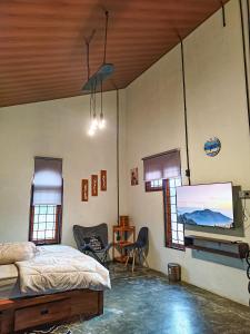 Postel nebo postele na pokoji v ubytování Loti Guest House