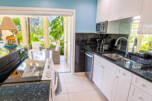 Foto sihtkohas Driftwood Village asuva majutusasutuse The Kai Life 7 - Waterfront Home on Bio Bay, Walk to the Rum Point Club! galeriist