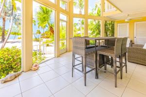 Foto sihtkohas Driftwood Village asuva majutusasutuse The Kai Life 7 - Waterfront Home on Bio Bay, Walk to the Rum Point Club! galeriist