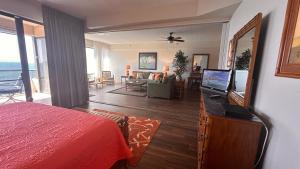 Et tv og/eller underholdning på Oceanview, corner renovated unit w Ac! sk366