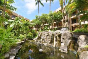 カハナにあるPaki Maui 424 · PM424 BeachFront 2BD w Ocean Viewの建物の前に池がある庭園