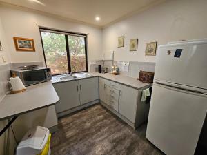 O bucătărie sau chicinetă la Barossa Country Cottages