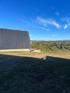 een uitzicht op een gebouw met een grasveld bij Villa alpina in Bialet Massé +3 foto's