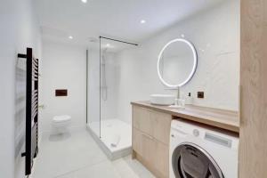 Ένα μπάνιο στο Wonderful apartment in Paris, near Notre Dame Cathedral +29 φωτογραφίες