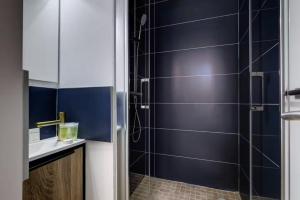 Bilik mandi di Wonderful apartment in Paris, near Notre Dame Cathedral +32 gambar