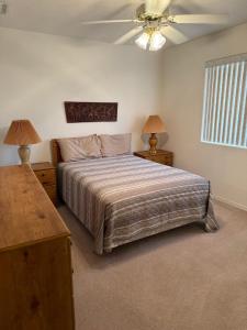 Postel nebo postele na pokoji v ubytování Cozy Desert Getaway