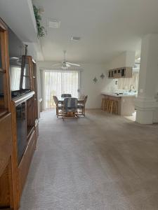 Kuchyň nebo kuchyňský kout v ubytování Cozy Desert Getaway