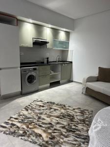 a kitchen with a washer and dryer in a room at La Poupée in La Marsa