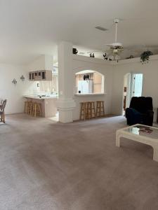 TV a/nebo společenská místnost v ubytování Cozy Desert Getaway