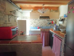 een keuken met een wastafel en een aanrecht bij Las Rosas in Pollos