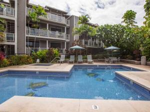 ワイレアにあるWailea Grand Champions 116のアパートメントの建物の前にスイミングプールがあります。