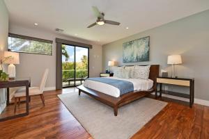 カアナパリにあるHale Nui · HALE NUI Luxury Retreat 5BD w Private Pool Hot Tubのベッドとテーブルと机のある寝室 +46枚の写真