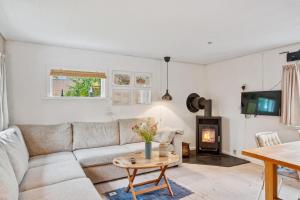 una sala de estar con un sofá y una mesa en Awesome Home In Ebeltoft With 2 Bedrooms And Internet, en Ebeltoft